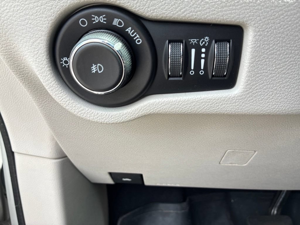 Used 2017 Chrysler Pacifica Limited FWD image 12