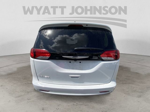 Used 2024 Chrysler Voyager LX image 8