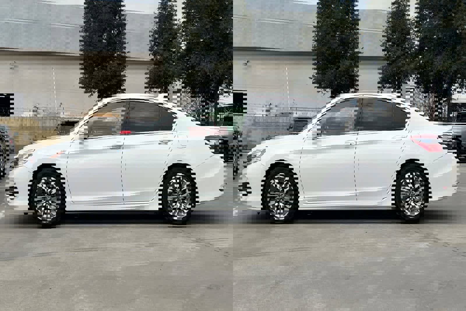 Used 2017 Honda Accord Touring image 6