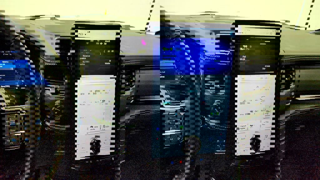 Used 2023 Ford F150 Lightning Platinum image 18