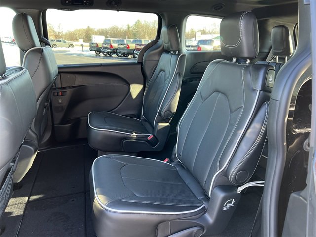 New 2026 Chrysler Pacifica Limited w/ Trailer Tow Group image 5