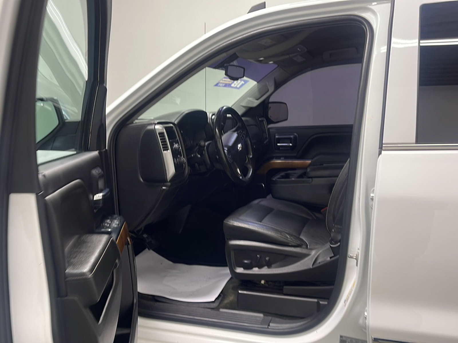 Used 2018 Chevrolet Silverado 1500 LTZ AWD/4WD image 2