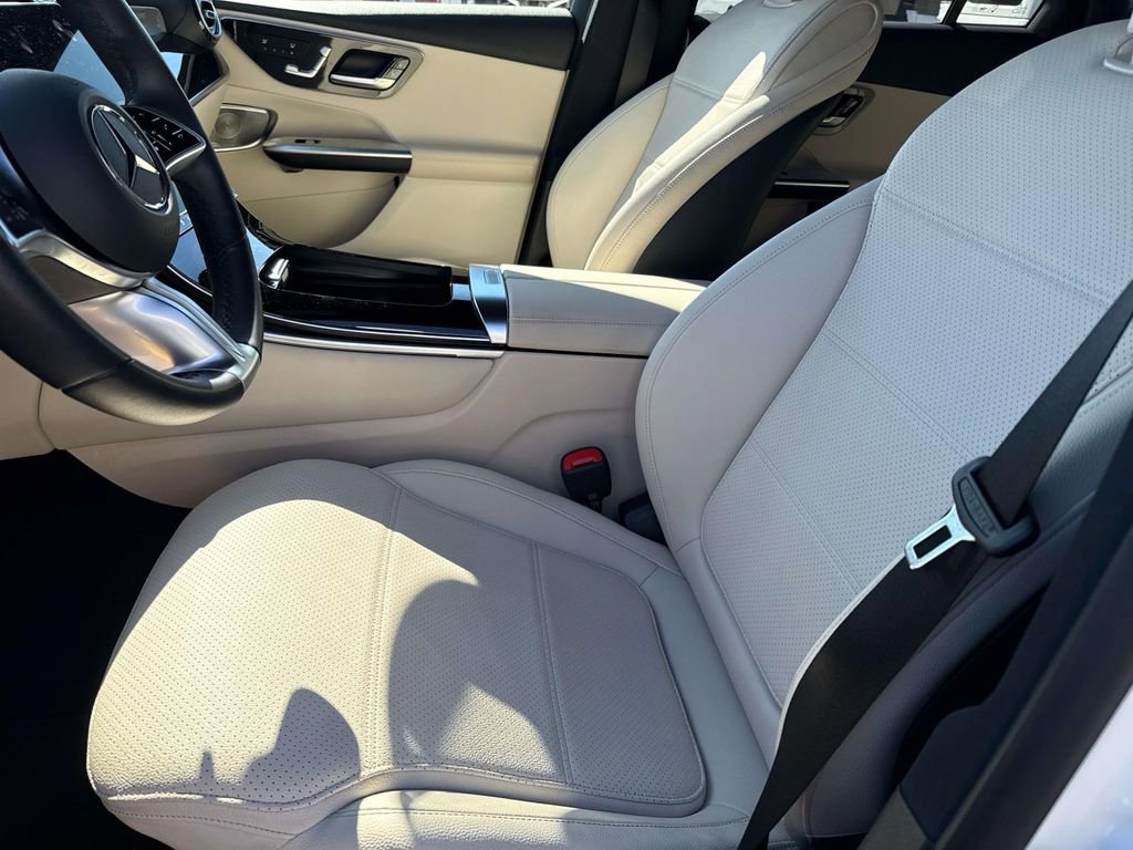 Used 2025 Mercedes-Benz GLC 350e 4MATIC image 16