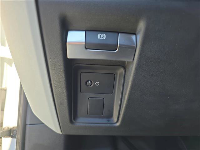 Used 2023 Land Rover Defender 110 SE image 25