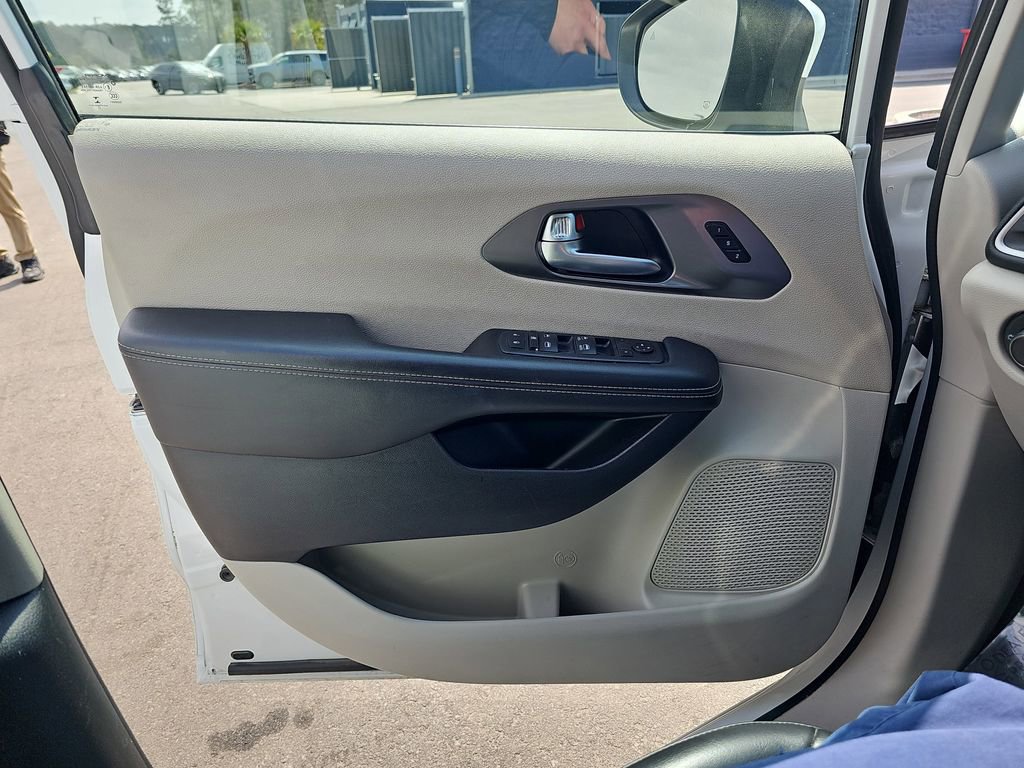 Used 2023 Chrysler Pacifica Touring-L image 31