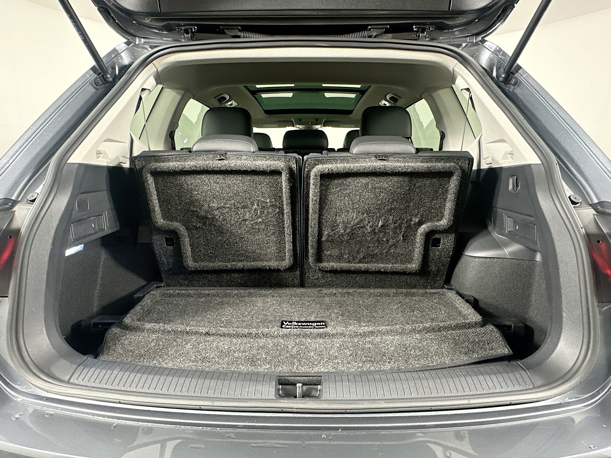 Used 2023 Volkswagen Tiguan SE w/ Panoramic Sunroof Package FWD image 28