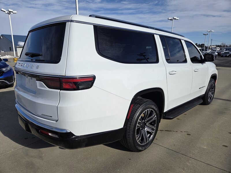 Used 2024 Jeep Wagoneer L Series II RWD image 3