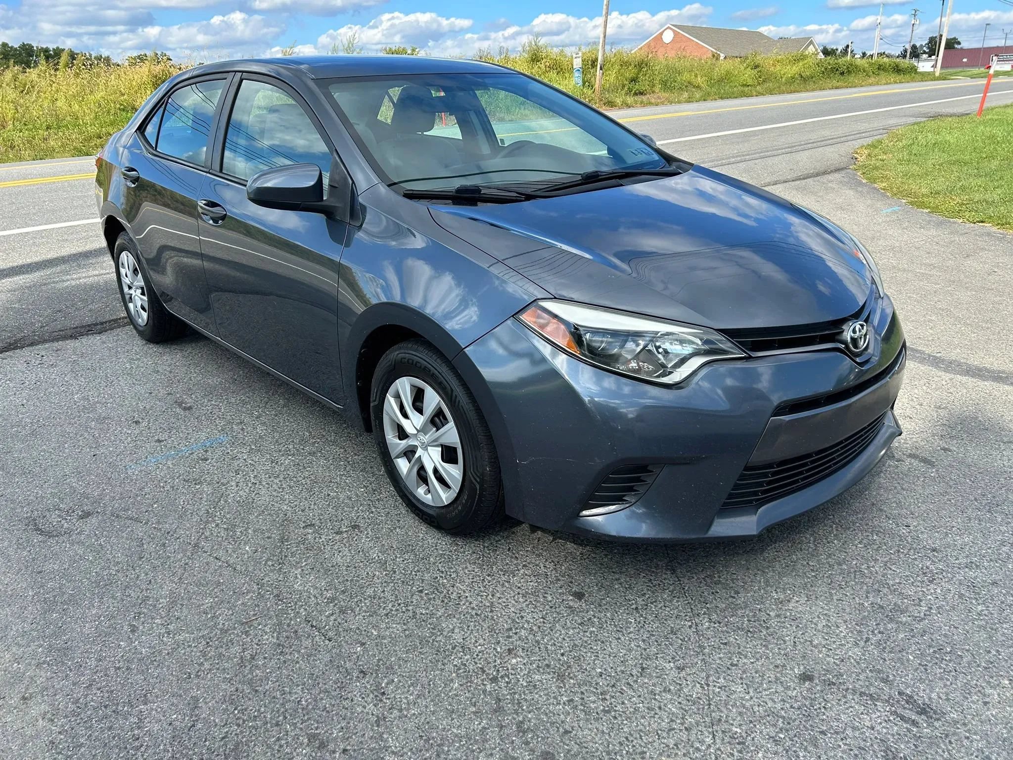 Used 2015 Toyota Corolla LE FWD image 3