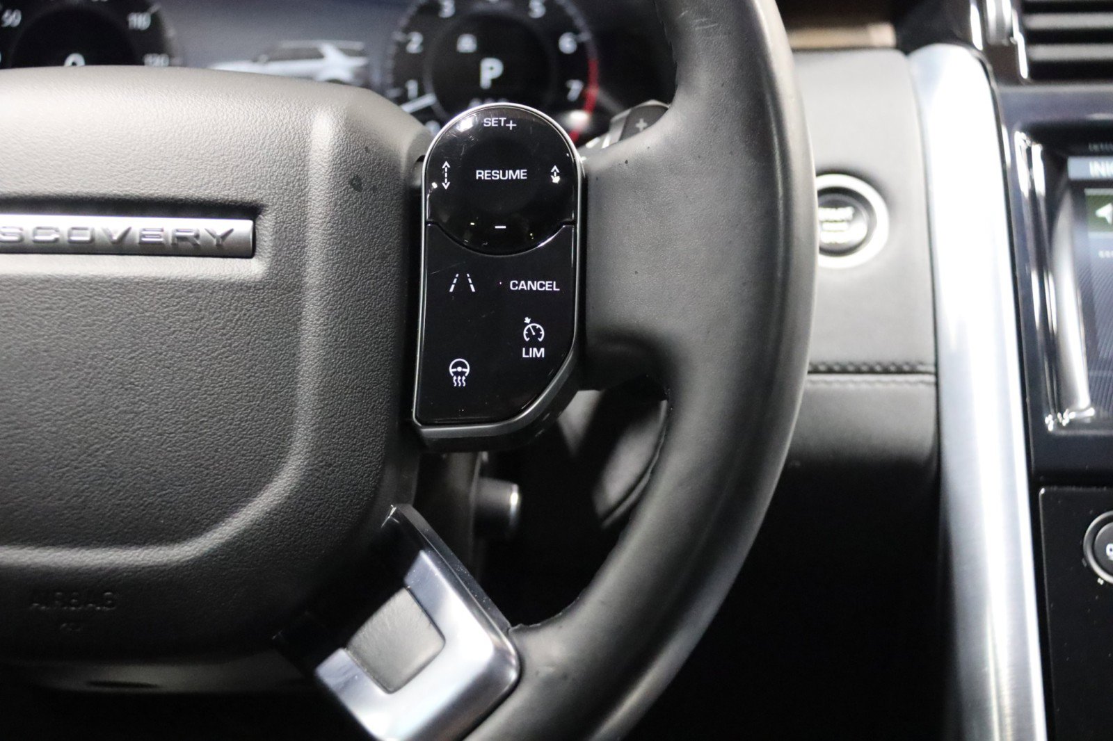 Used 2020 Land Rover Discovery HSE image 60