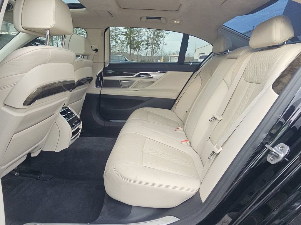 Used 2018 BMW 750i w/ Executive Package RWD image 10