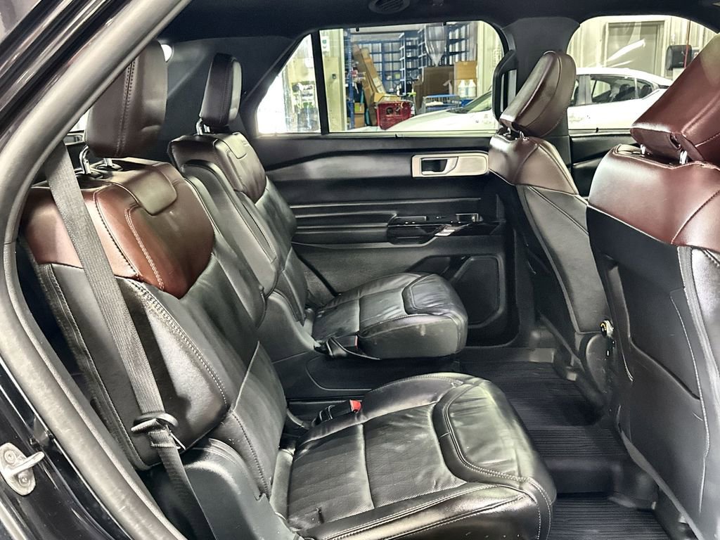 Used 2023 Ford Explorer Platinum w/ Technology Package AWD/4WD image 32