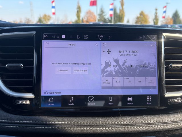 Used 2023 Chrysler Pacifica Touring-L FWD image 11