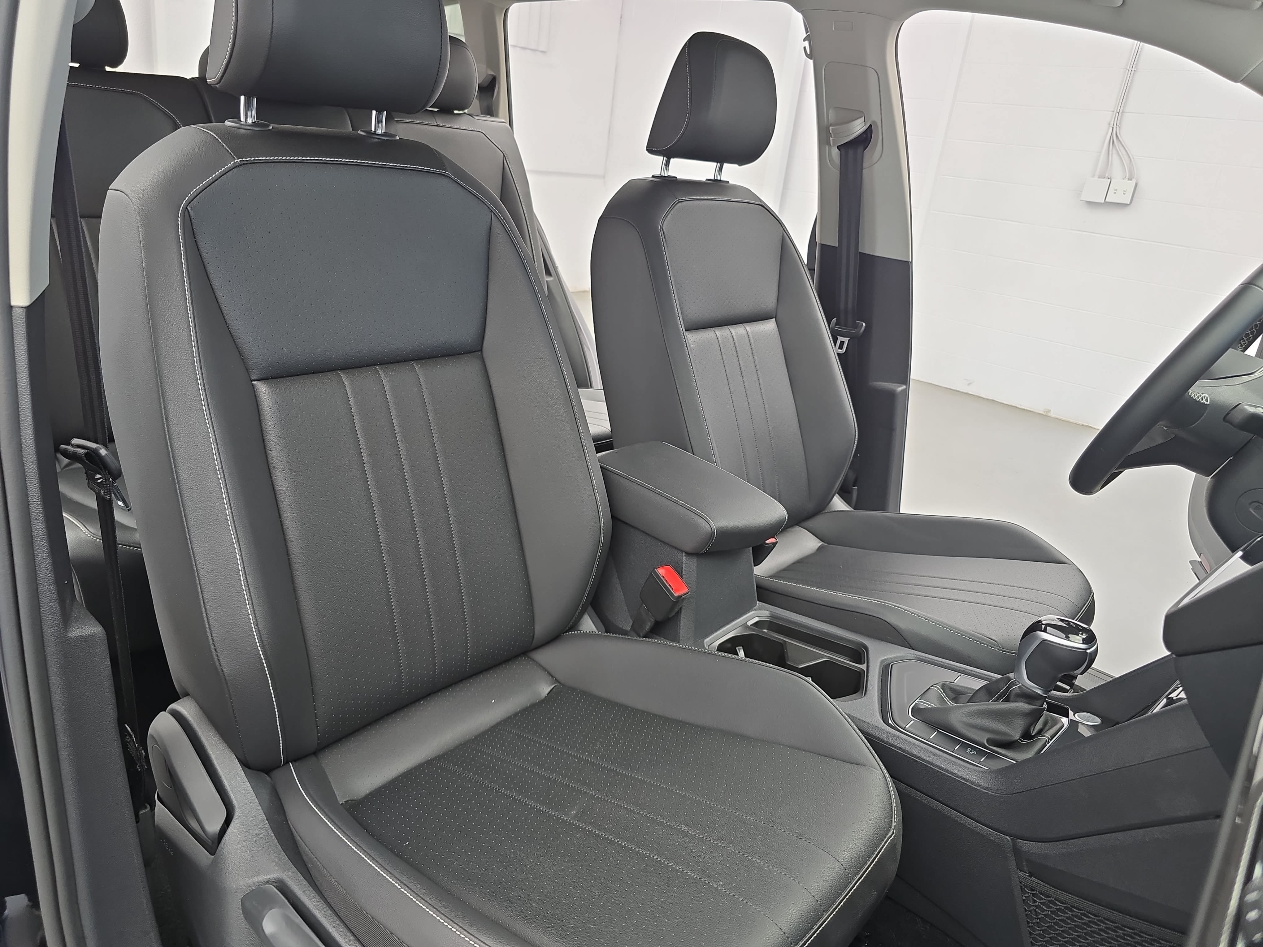 Used 2023 Volkswagen Tiguan SE w/ Panoramic Sunroof Package FWD image 10