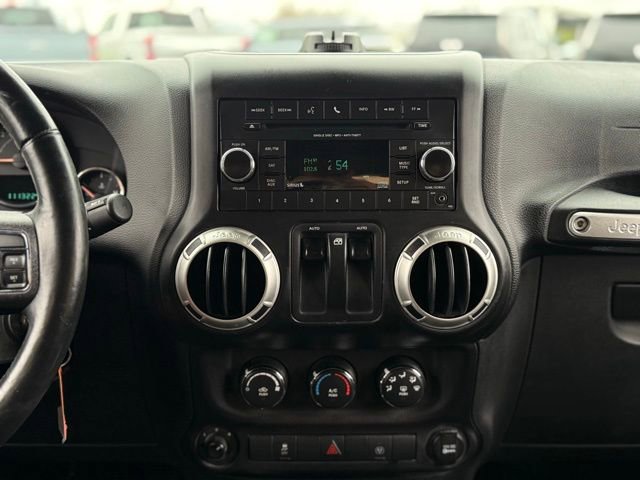 Used 2016 Jeep Wrangler Sahara w/ Connectivity Group AWD/4WD image 18