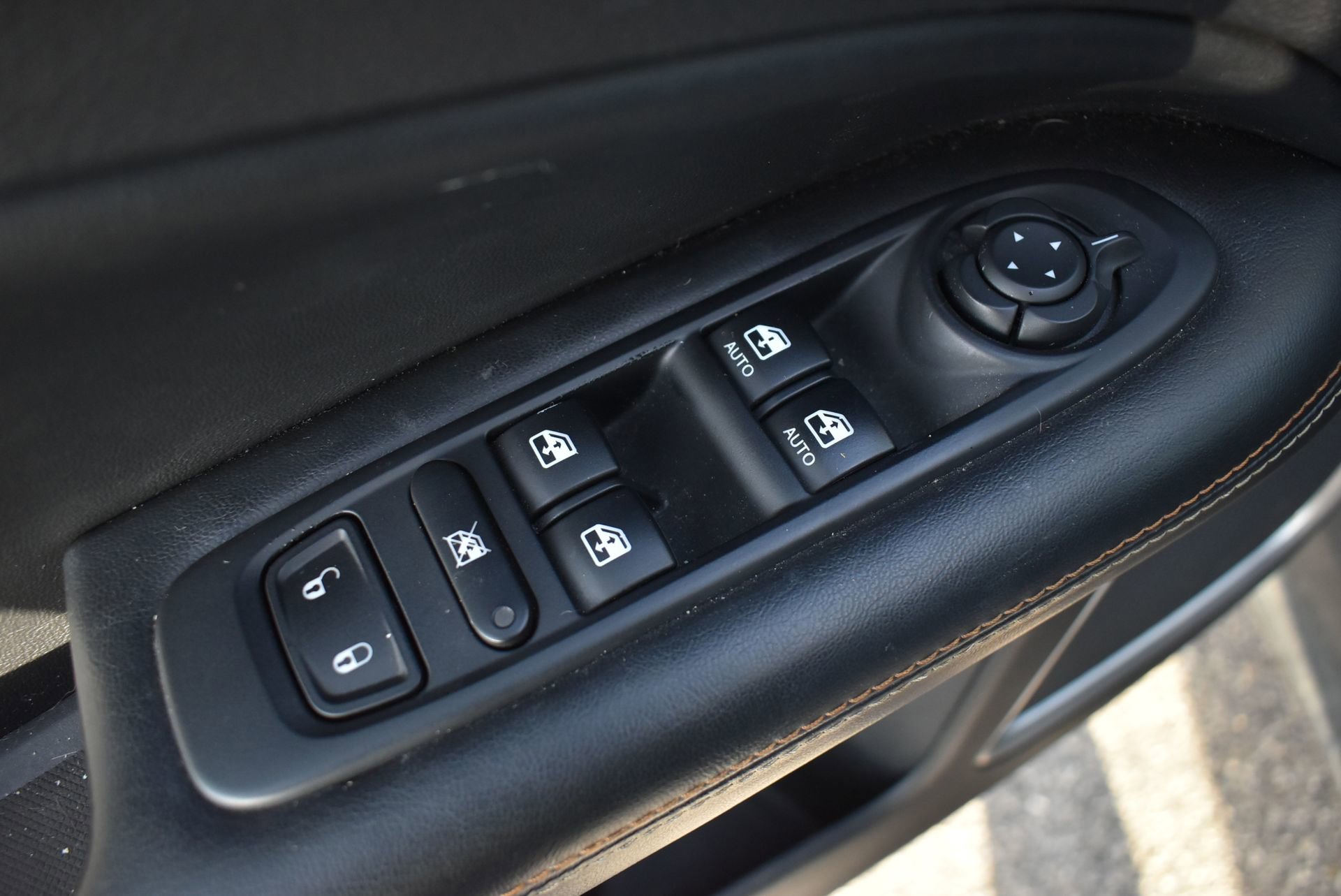 Used 2018 Jeep Compass Latitude w/ Cold Weather Group image 12