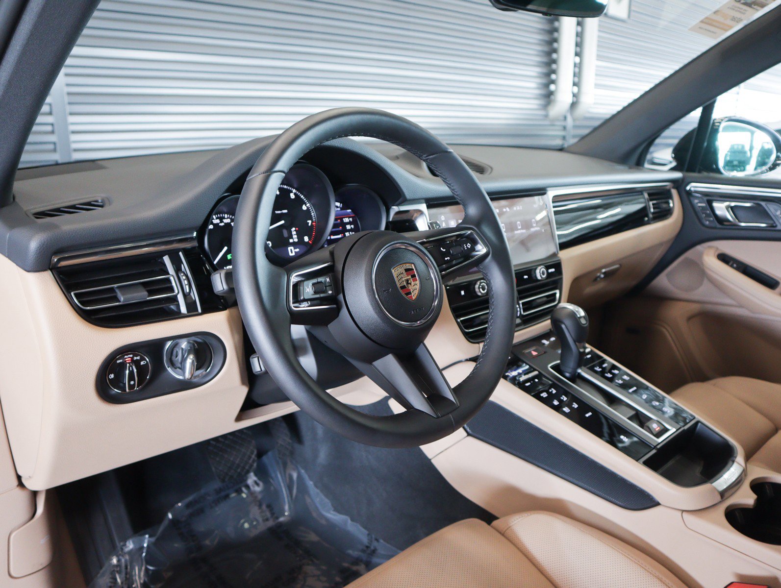 Certified 2025 Porsche Macan image 4