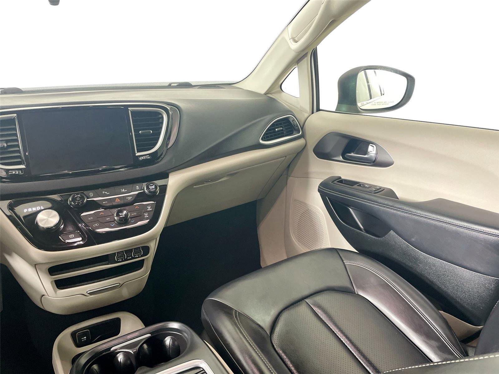 Used 2023 Chrysler Pacifica Touring-L image 23