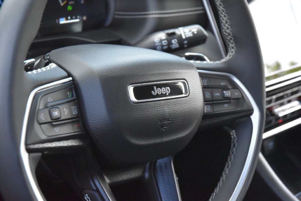 Used 2023 Jeep Grand Cherokee Altitude AWD/4WD image 12