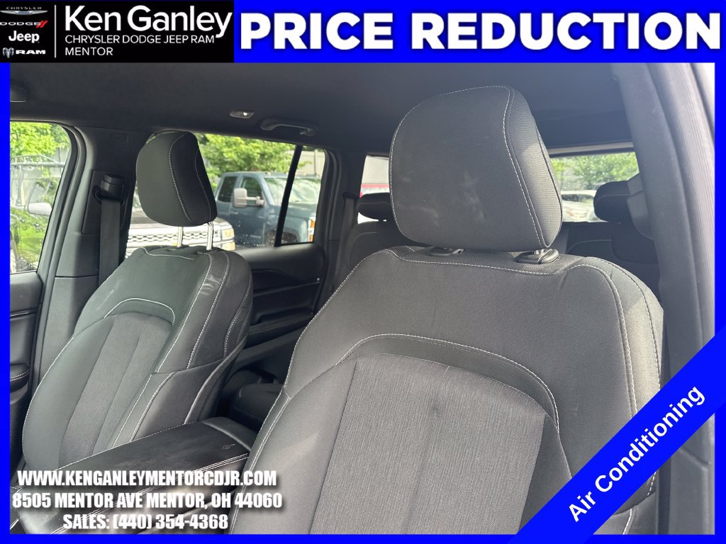 Used 2025 Jeep Grand Cherokee Laredo AWD/4WD image 21