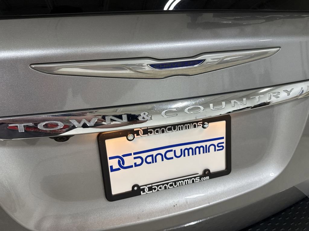 Used 2016 Chrysler Town & Country Touring image 26