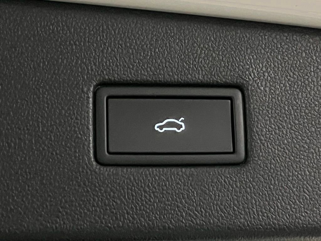 Used 2022 Volkswagen Tiguan SE w/ Panoramic Sunroof Package image 39