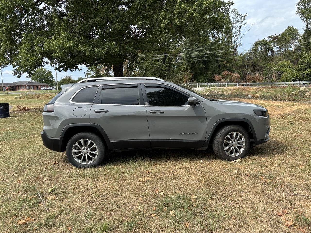 Used 2021 Jeep Cherokee Latitude Plus w/ Mopar Interior Package AWD/4WD image 1