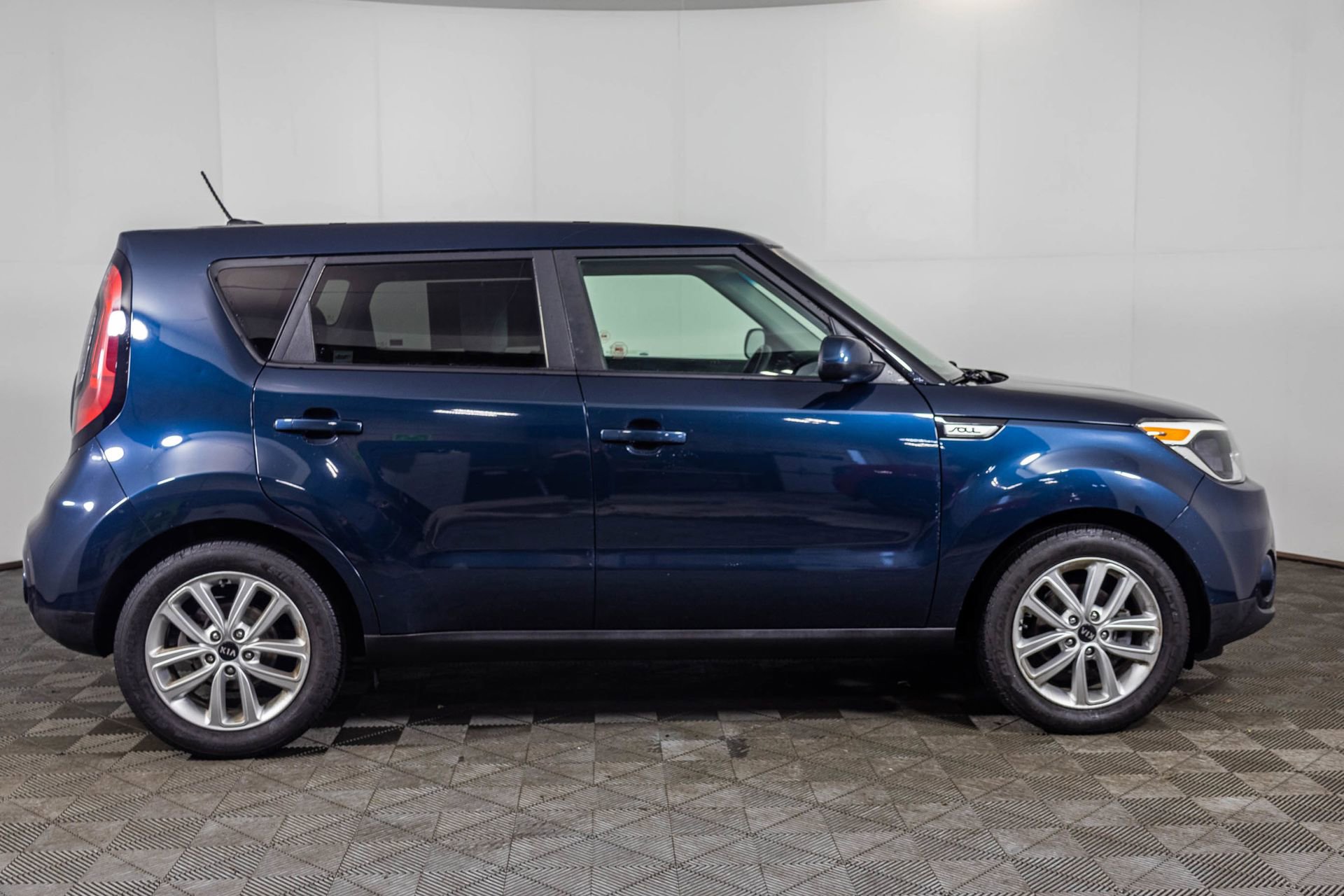 Used 2018 Kia Soul + FWD image 11