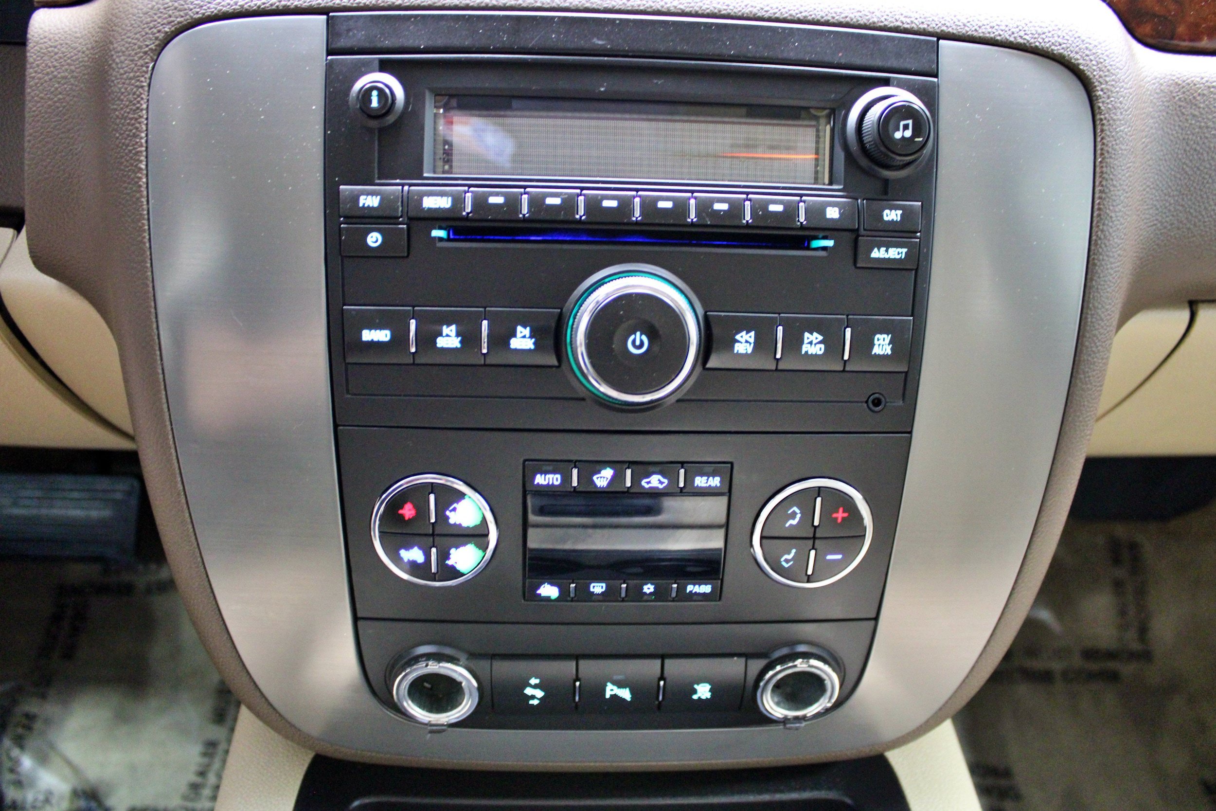 Used 2010 GMC Yukon SLT w/ SLT-2 Equipment Package AWD/4WD image 11
