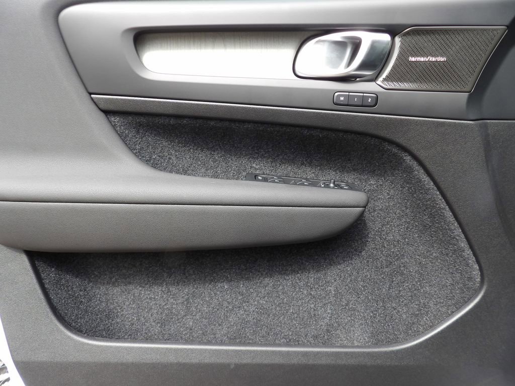 New 2025 Volvo XC40 B5 Ultra w/ Climate Package image 8