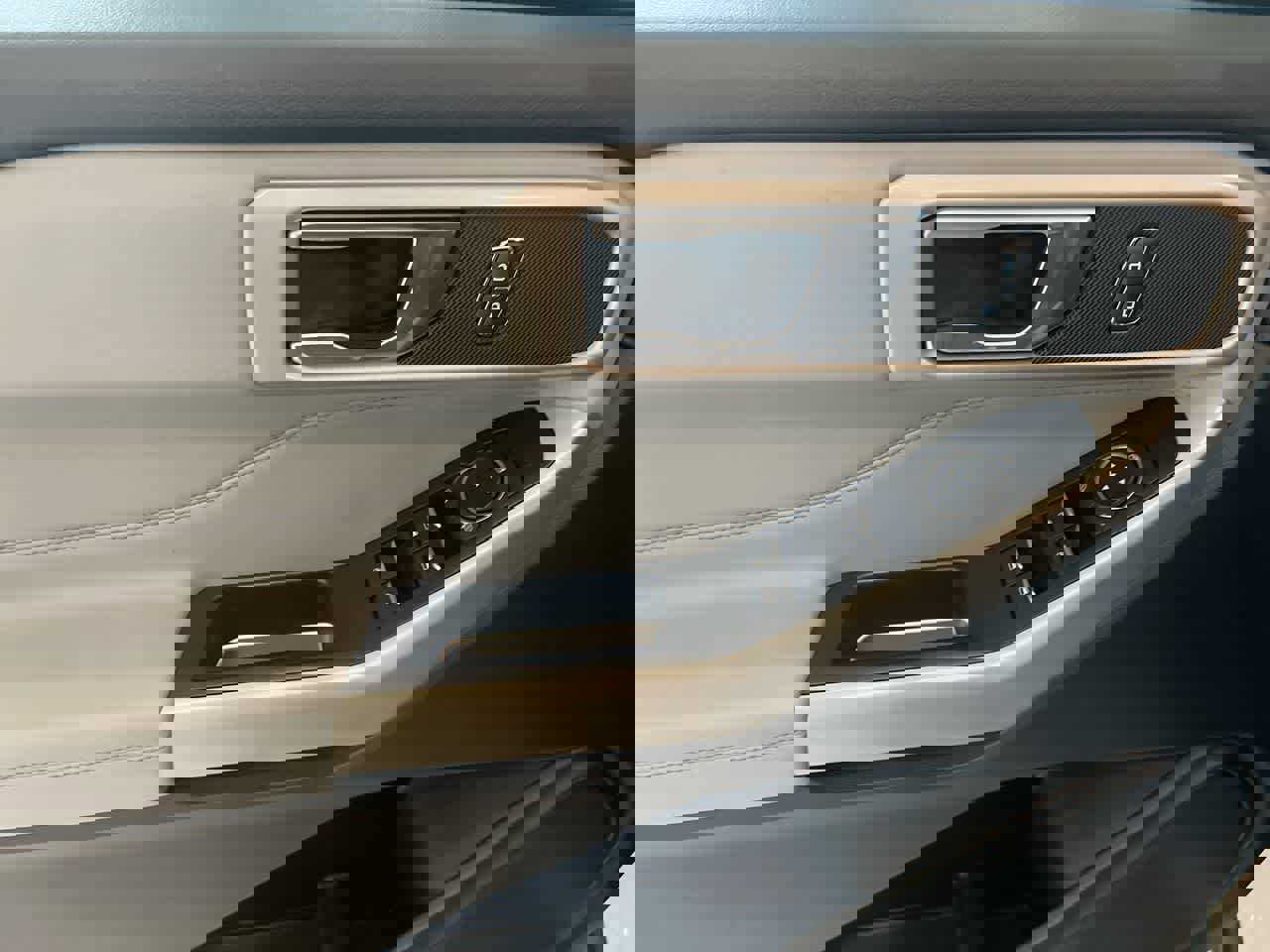 Used 2022 Ford Explorer XLT w/ Equipment Group 202A image 13