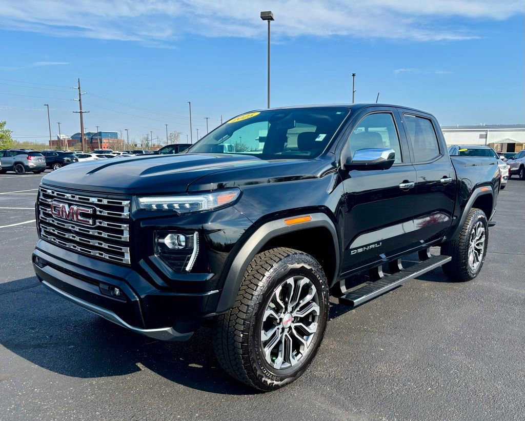 Used 2025 GMC Canyon Denali image 3