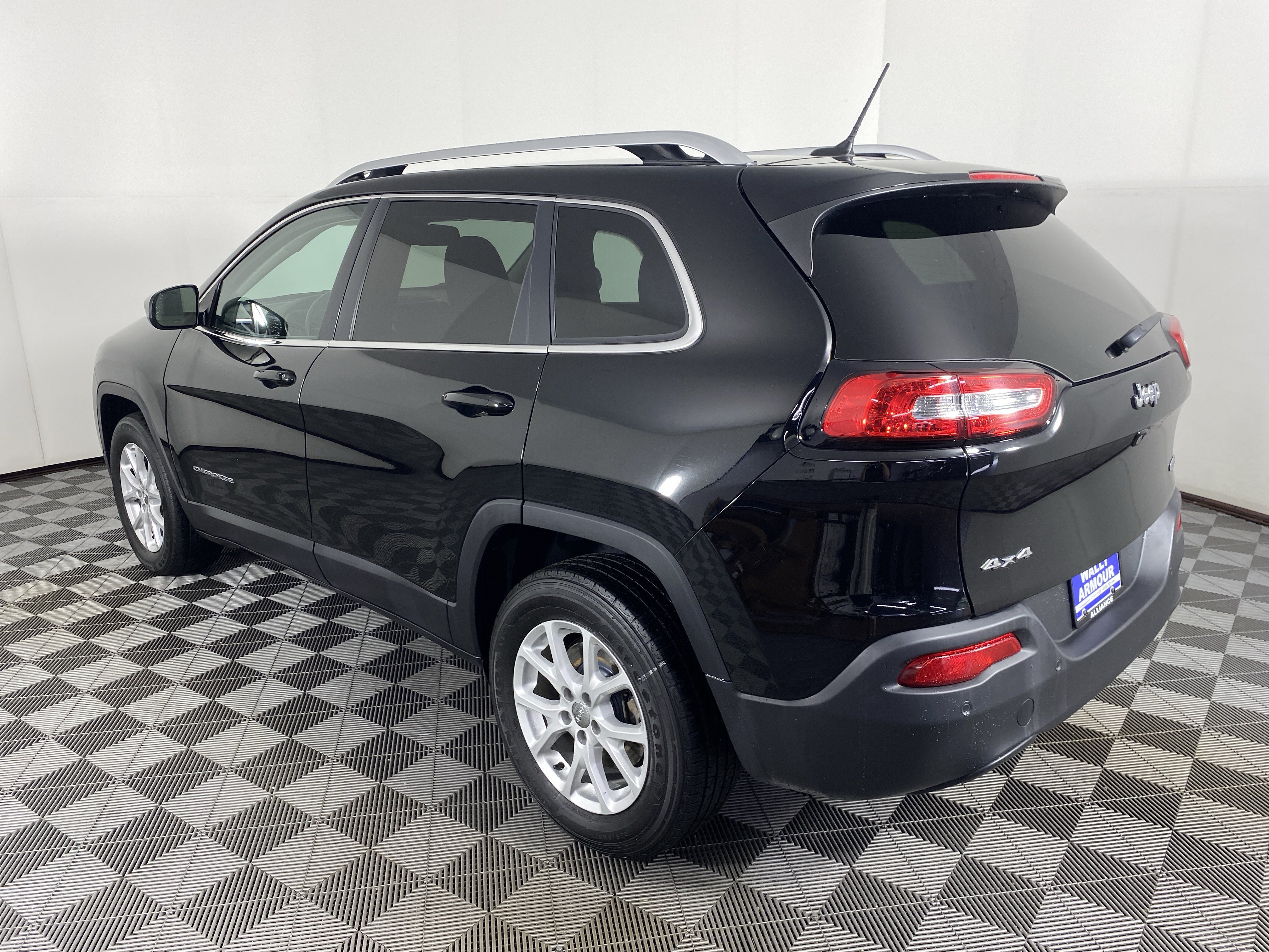 Used 2018 Jeep Cherokee Latitude w/ Safety Group AWD/4WD image 8