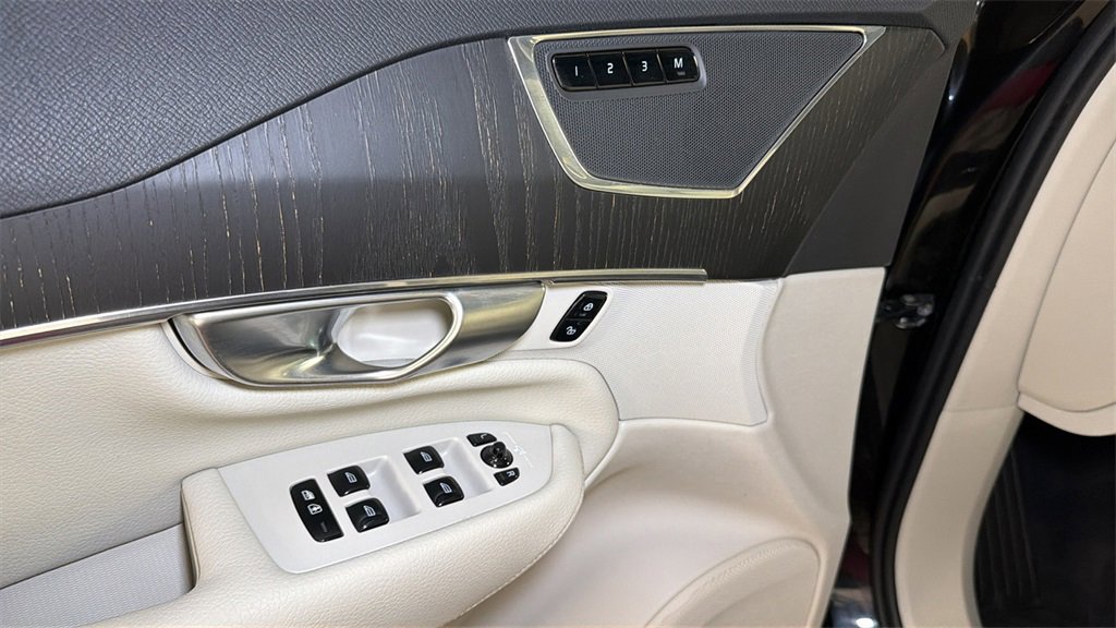 Used 2020 Volvo XC90 T6 Momentum w/ Protection Package Premier image 26