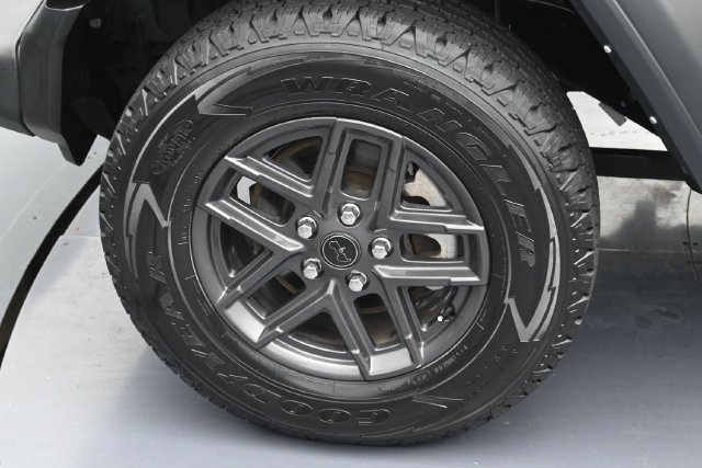 Used 2025 Jeep Wrangler Unlimited Sport AWD/4WD image 7