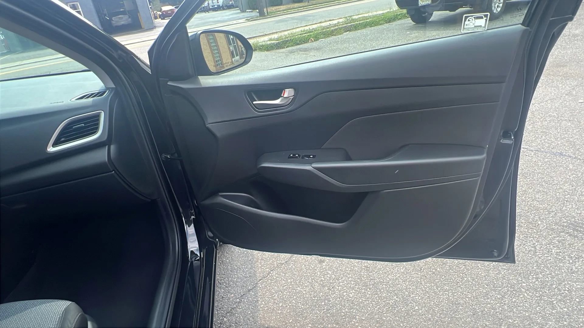 Used 2022 Hyundai Accent SEL image 28