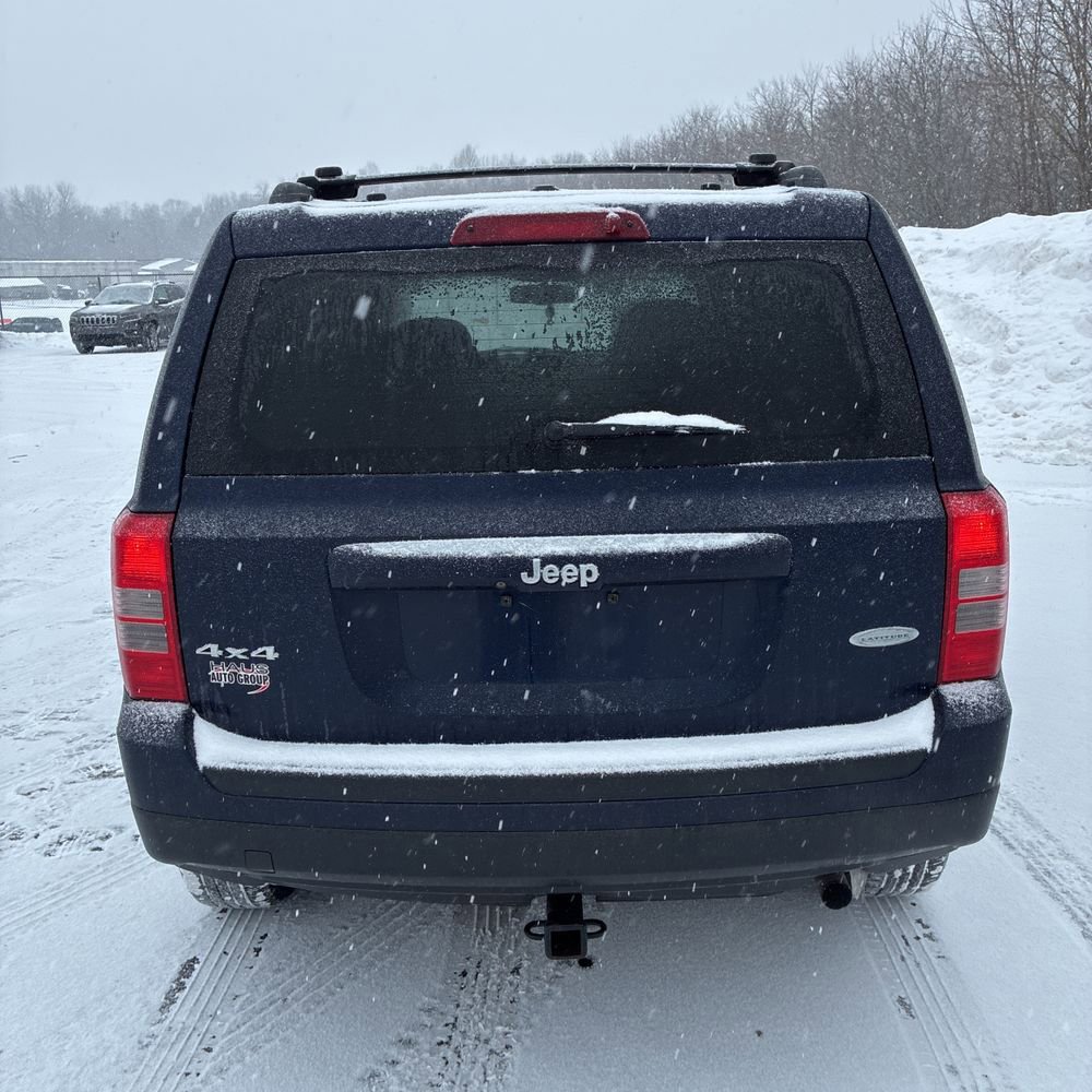 Used 2016 Jeep Patriot Latitude w/ Sun/Sound Group image 8