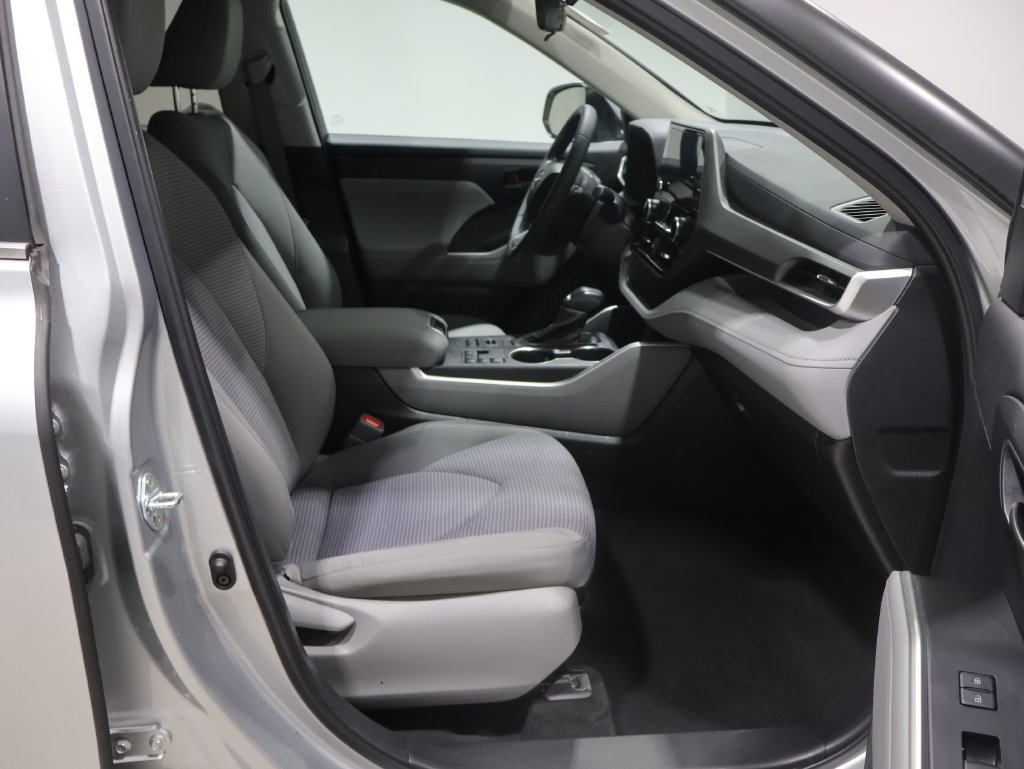 Used 2024 Toyota Highlander LE AWD/4WD image 22