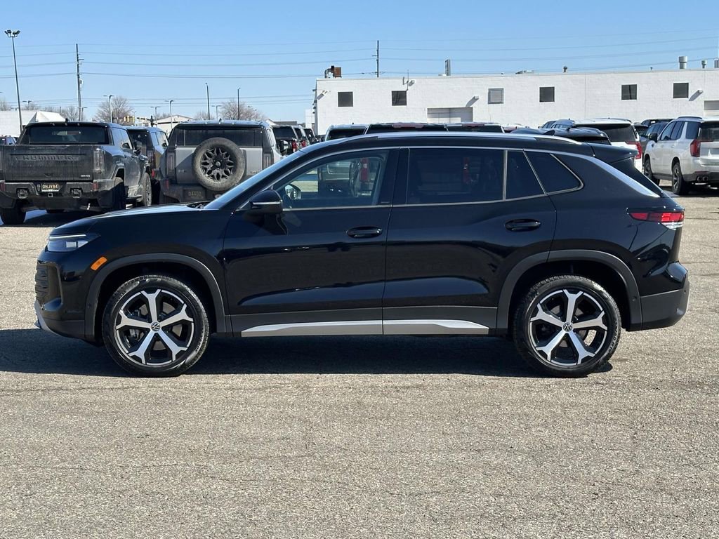 Certified 2025 Volkswagen Tiguan SE image 2