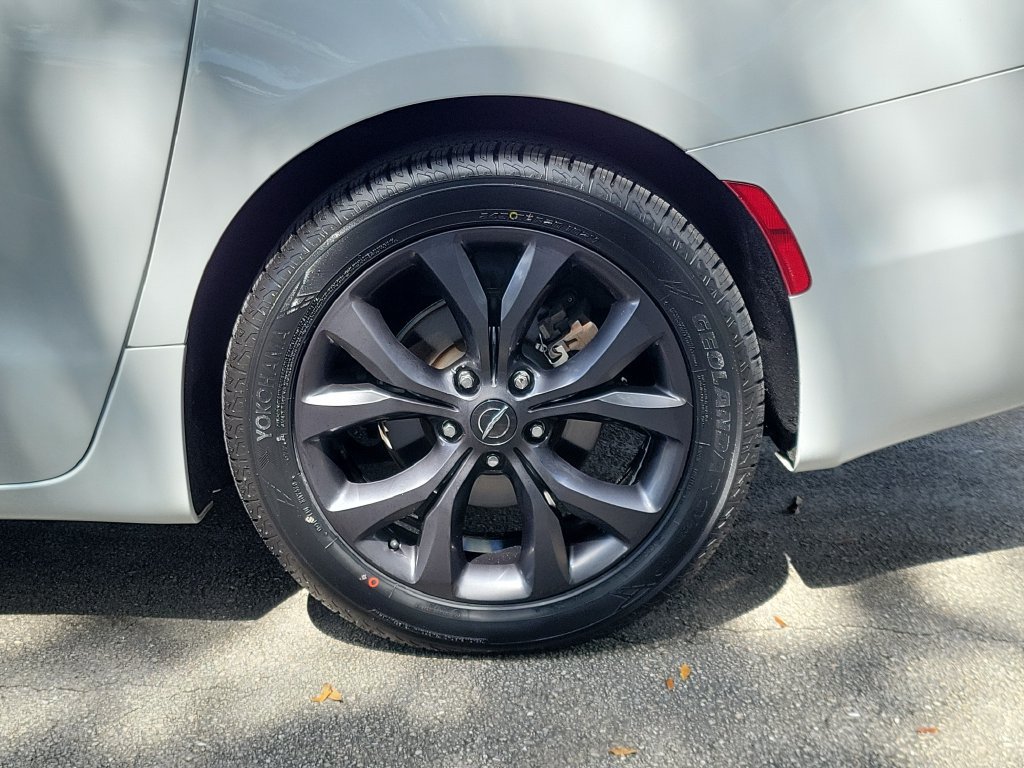 Used 2018 Chrysler Pacifica Touring Plus w/ S Appearance Package FWD image 5