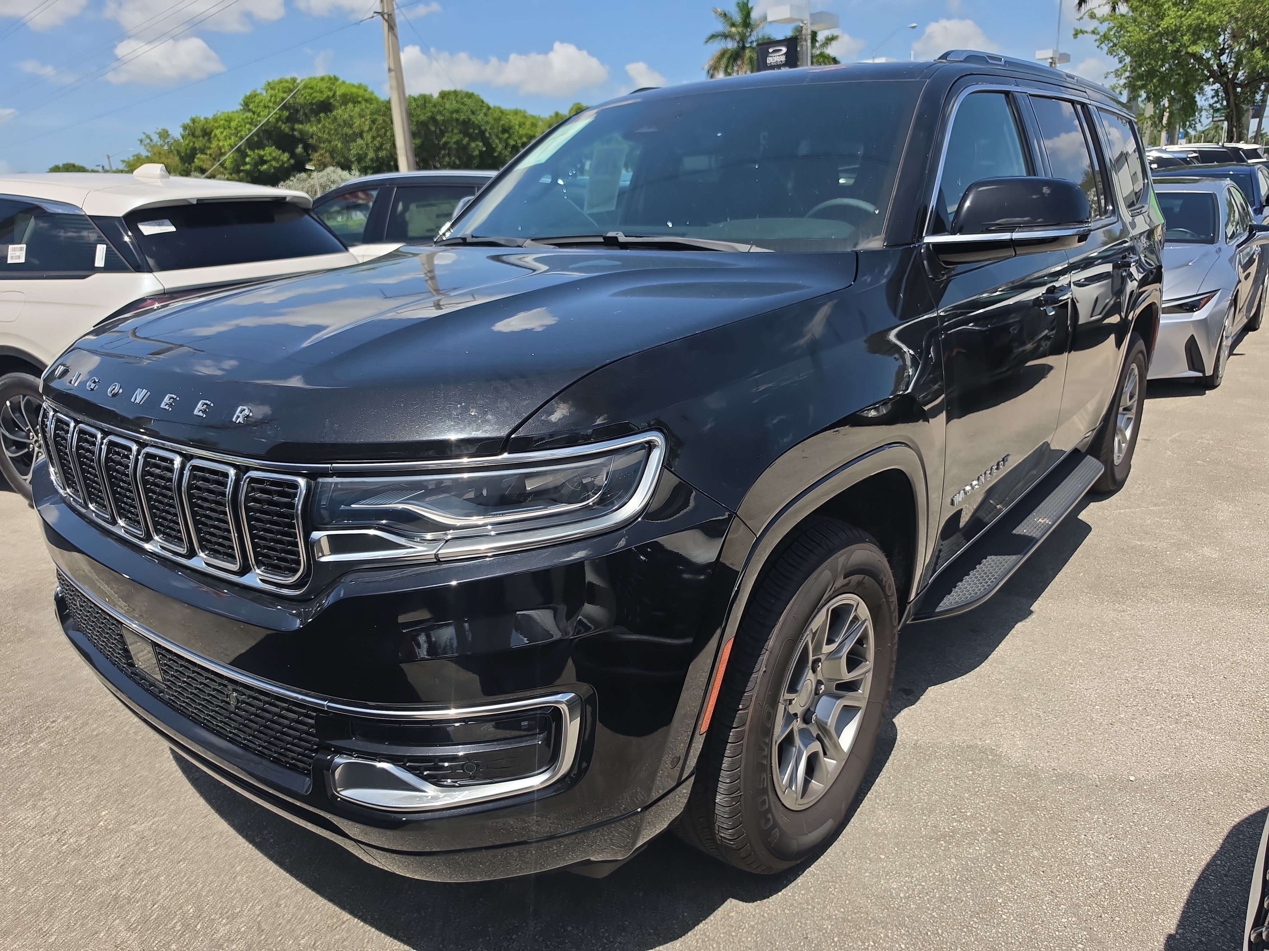 Used 2023 Jeep Wagoneer 2WD image 2