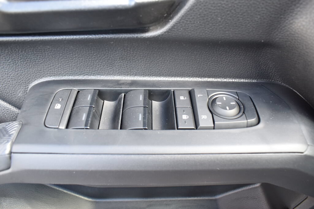 Certified 2025 Toyota Tacoma SR5 AWD/4WD image 16
