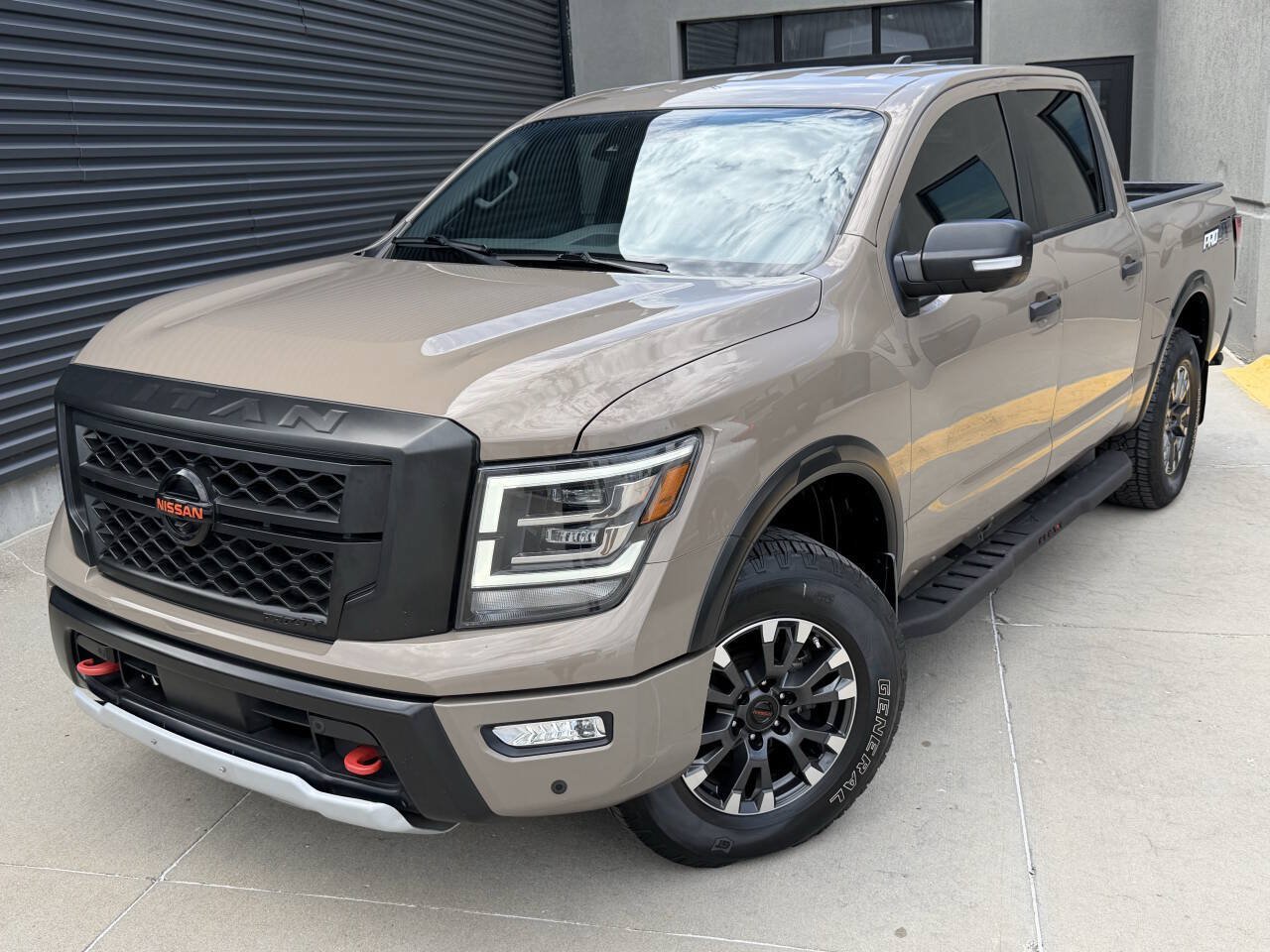 Used 2022 Nissan Titan PRO-4X w/ Pro-4x Convenience Package AWD/4WD image 2