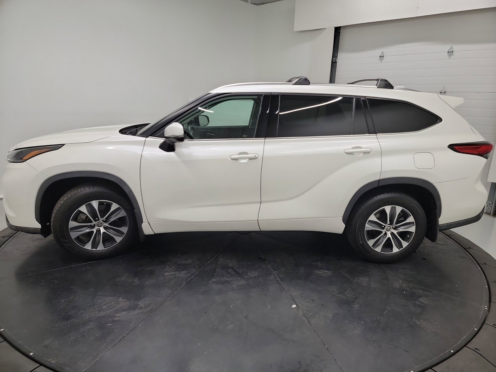 Used 2021 Toyota Highlander XLE image 4