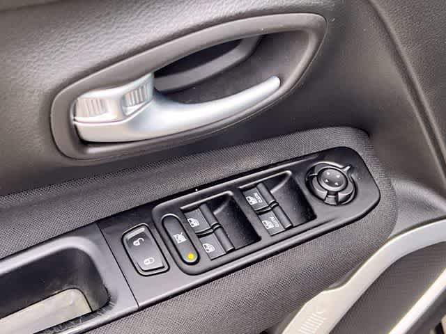 Used 2020 Jeep Renegade Latitude FWD image 30