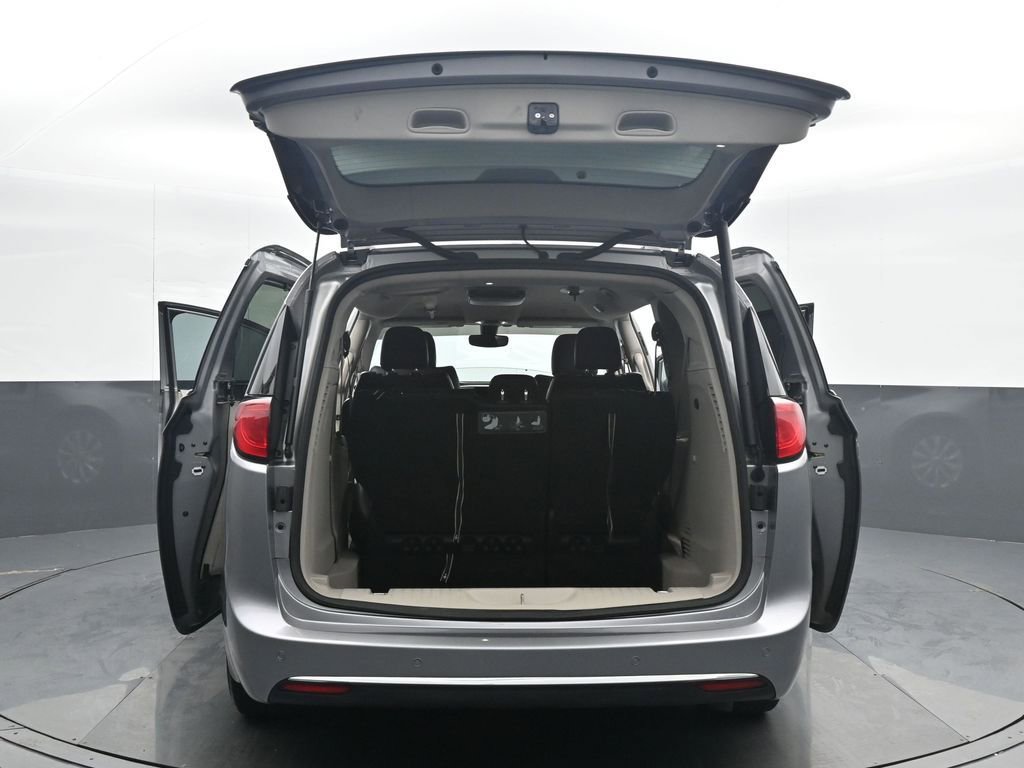 Used 2019 Chrysler Pacifica Touring-L image 36