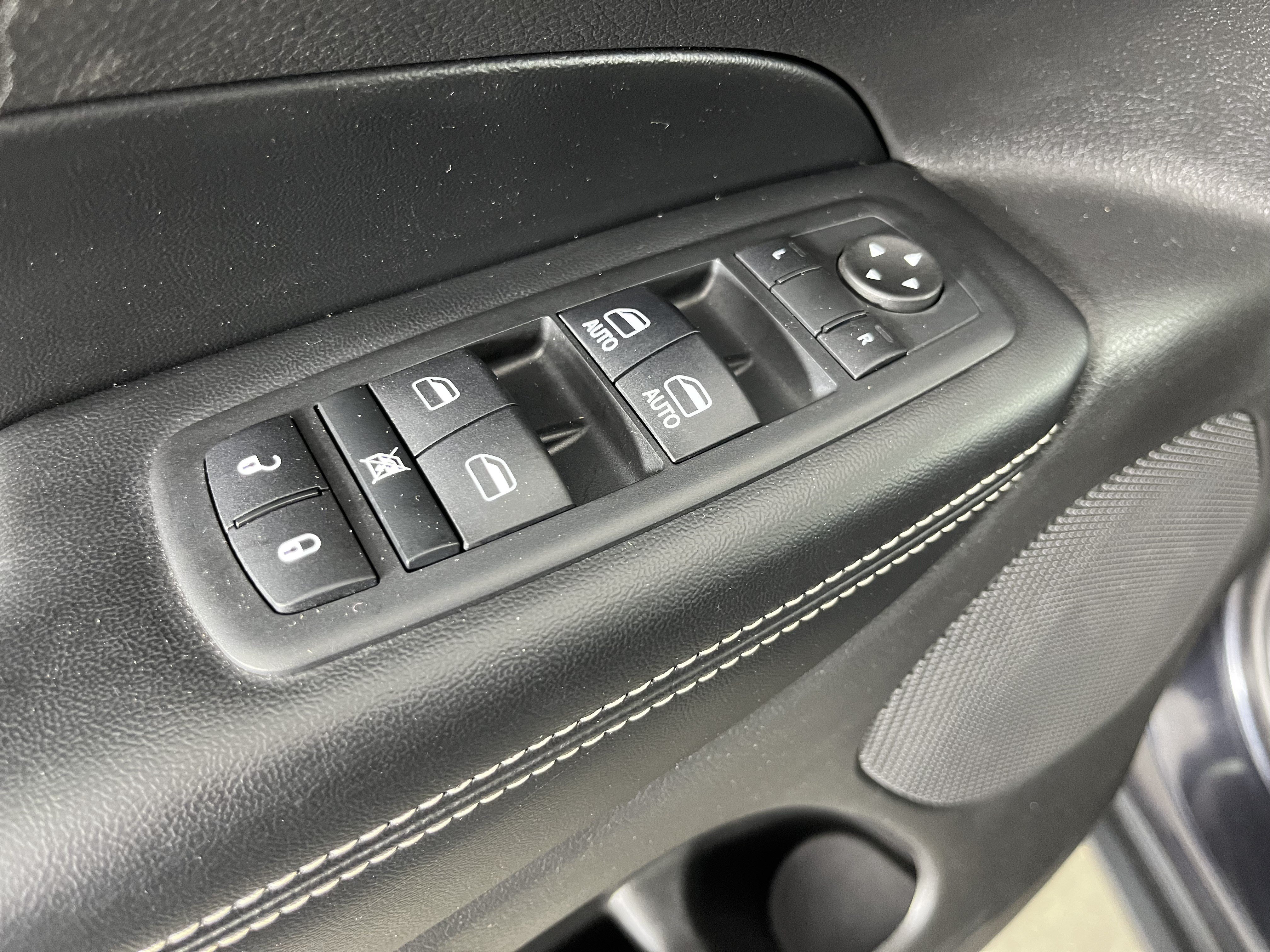 Used 2016 Jeep Grand Cherokee Limited w/ Luxury Group II AWD/4WD image 18