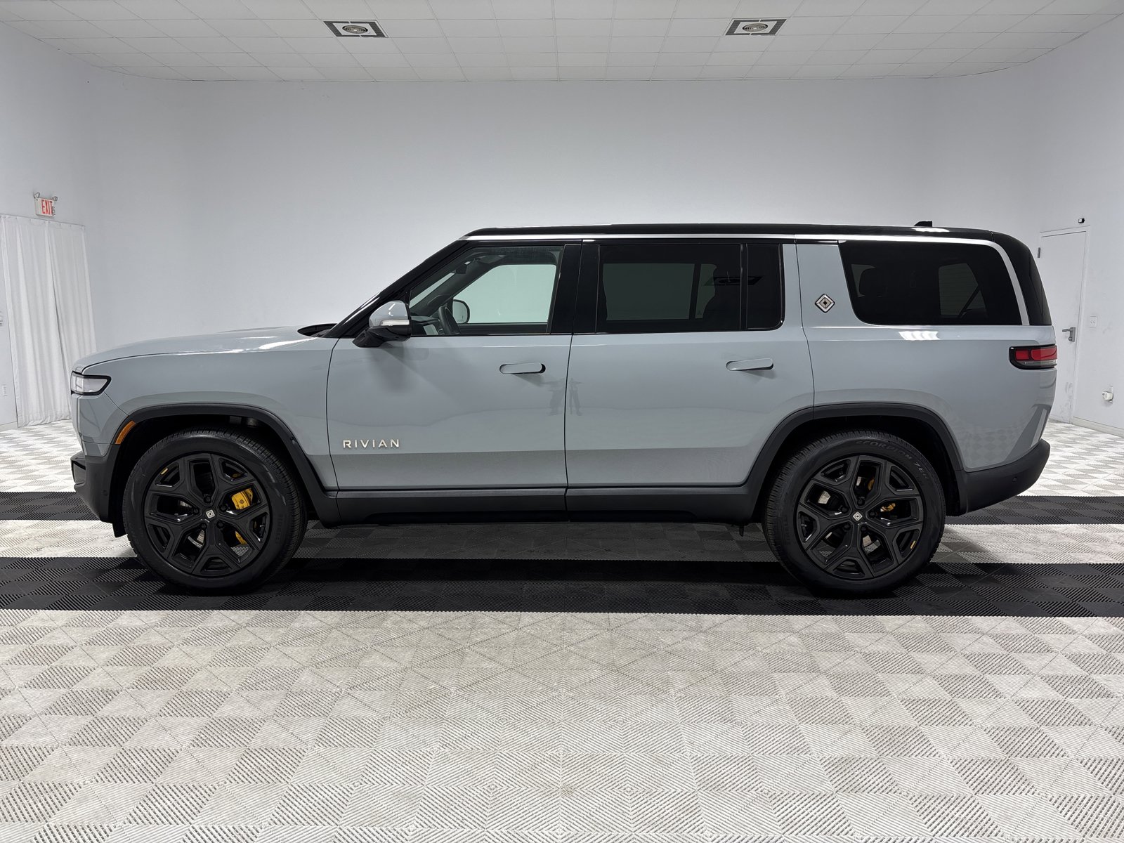 Used 2022 Rivian R1S Launch Edition image 2