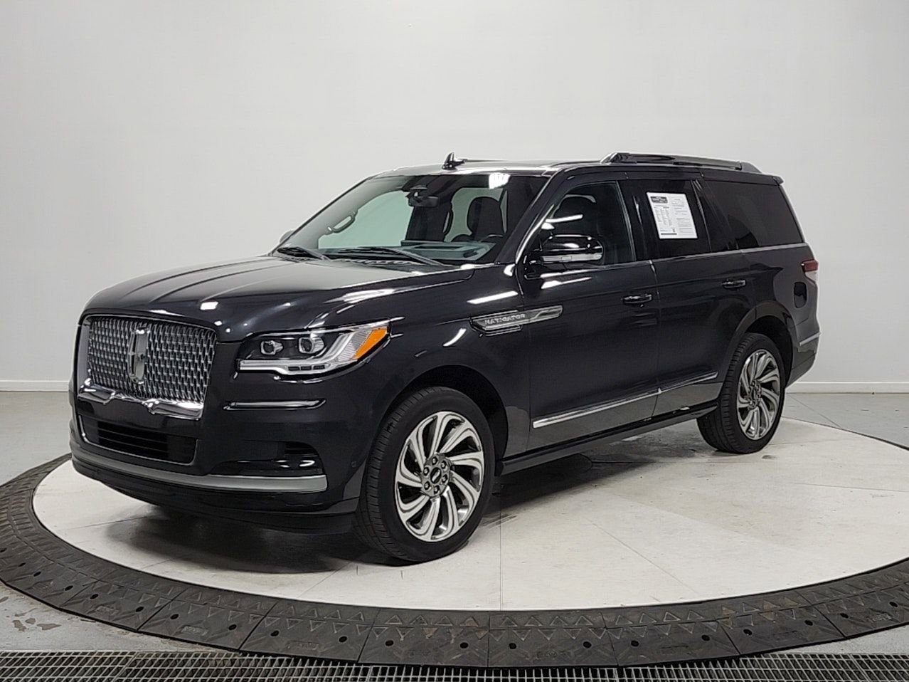 Used 2023 Lincoln Navigator Reserve image 3