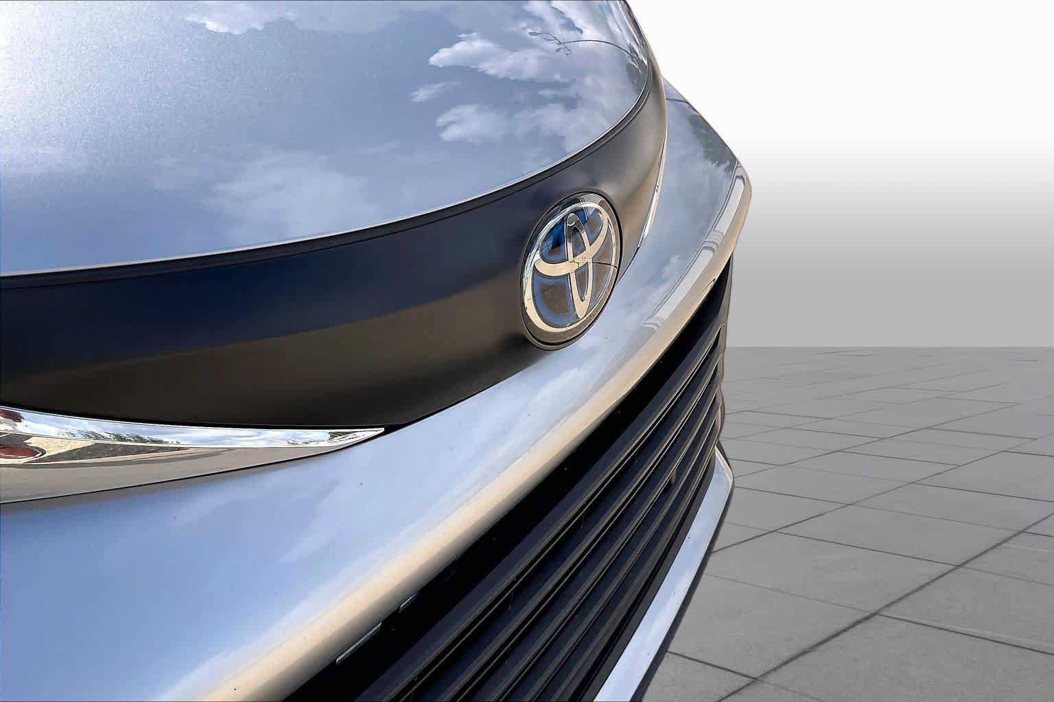 Used 2025 Toyota Sienna XLE FWD image 25