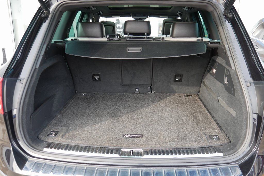 Used 2017 Volkswagen Touareg Wolfsburg Edition image 35